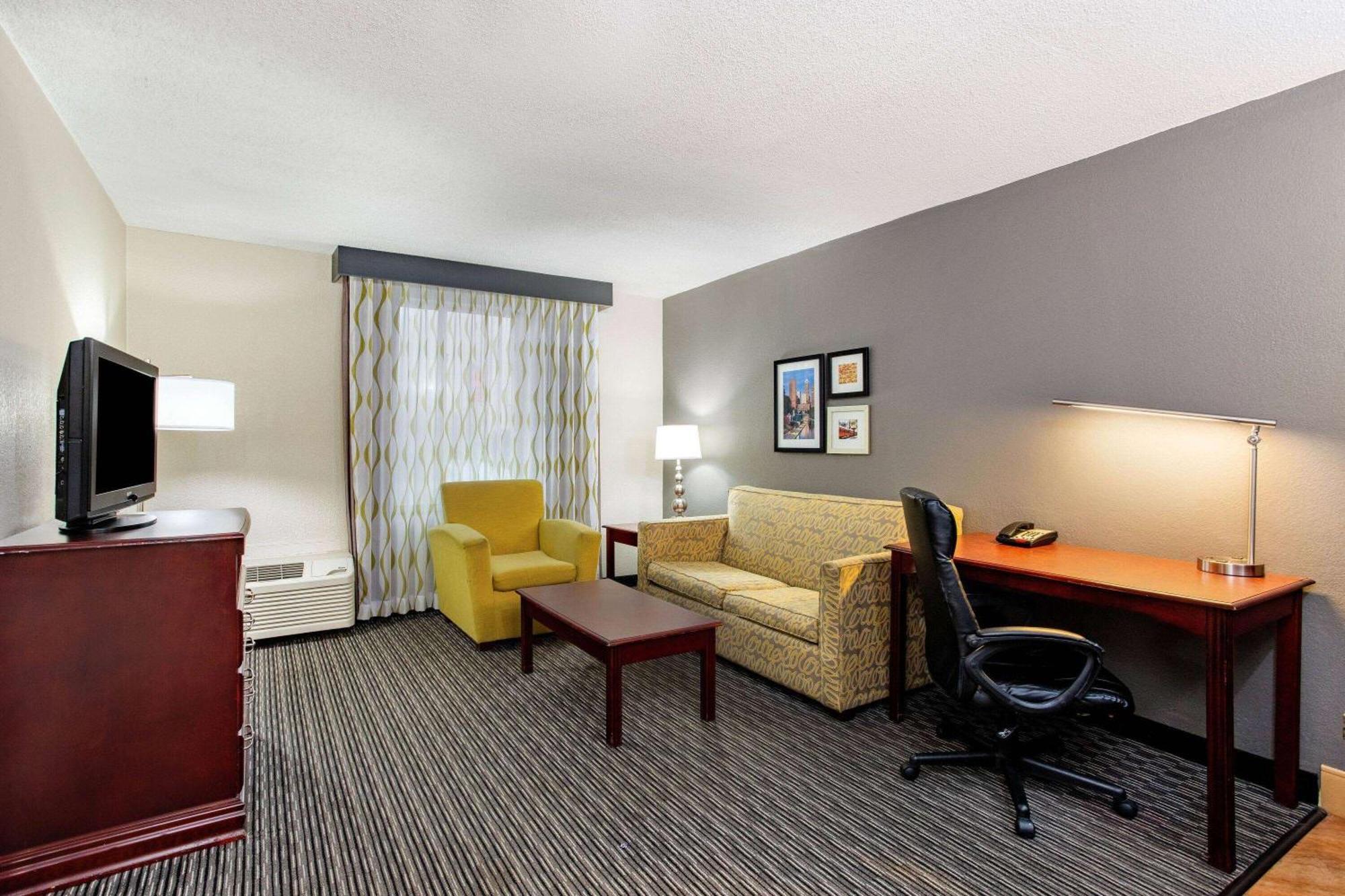 La Quinta By Wyndham Indianapolis South Hotel Exterior photo